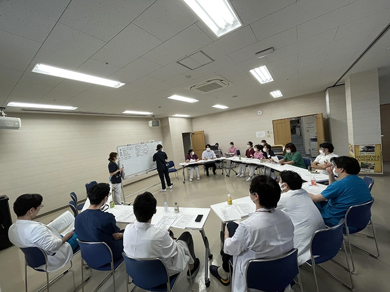 医師・看護師・薬剤師でせん妄多職種カンファレンスを行っている写真