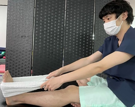 外脛骨障害のリハビリ_タオルを用いて、足関節を上に反るストレッチ