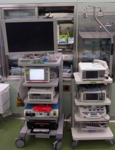 関節鏡システム_直径4mmの関節鏡を用いて手術を行う