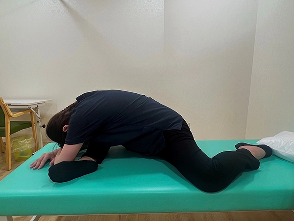 臀部のストレッチ_前の膝を外側に倒し、体を前に倒す。