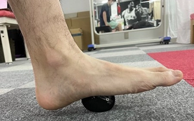 足底部にボールなどを入れて直接ストレッチを行う