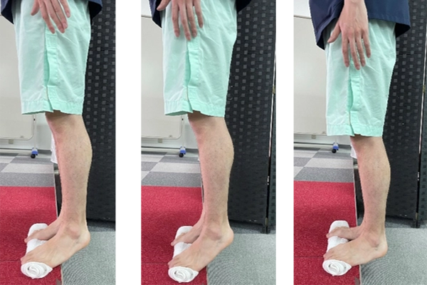 タオルを用いて、足関節を上に反りストレッチ